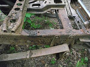 What is the best way to deal with this rusty frame?-s651ikv.jpg