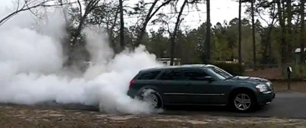Tire Shredding Tuesday: Dodge Magnum RT Burns Tires and the Road