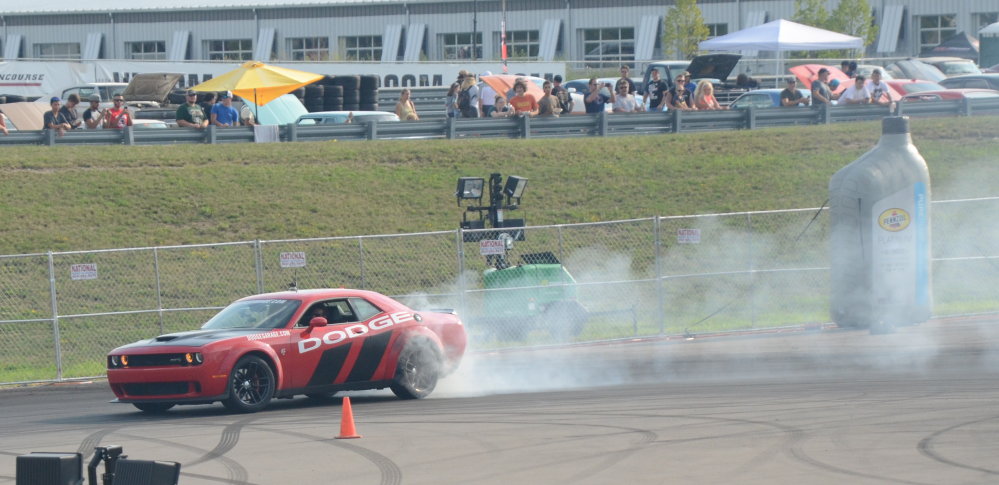 Dodge Challenger SRT Hellcat Drifting