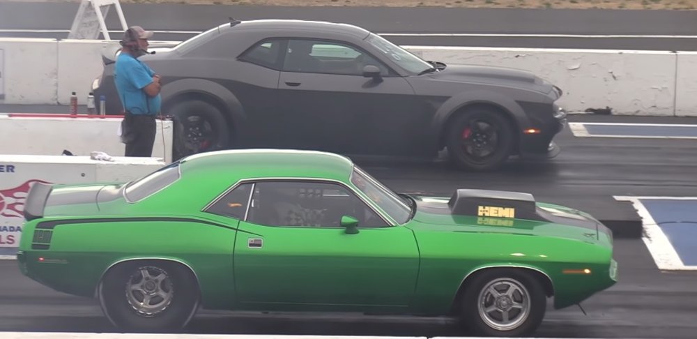 Demon Racing a Cuda