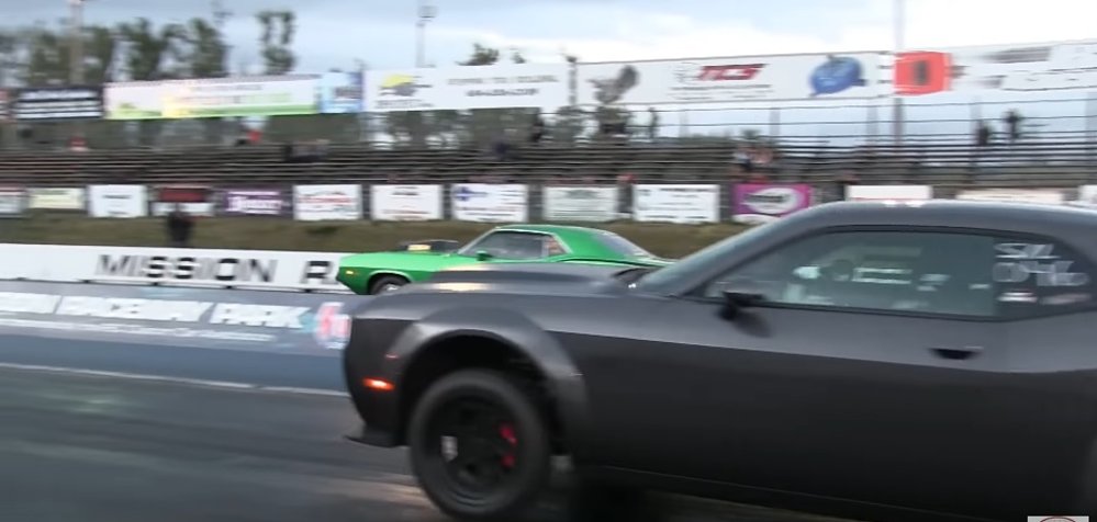 Demon Racing a Cuda