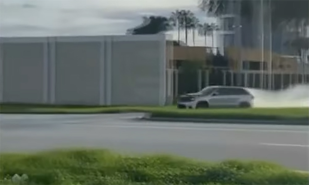 Jeep Grand Cherokee Trackhawk Hellcat leading police on a high speed chase in Florida